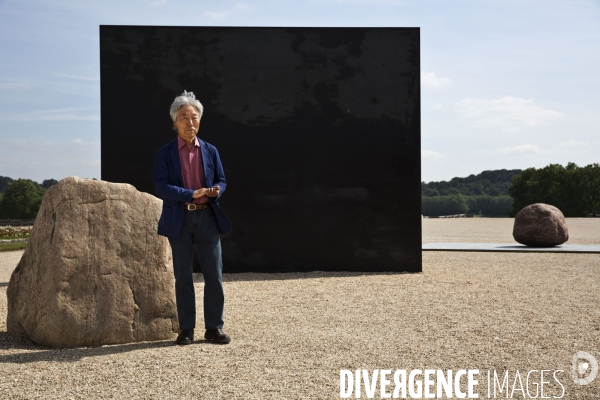 Promenade dans les jardins du château avec Lee UFAN, choisi comme artiste contemporain de l année 2014 à Versailles.