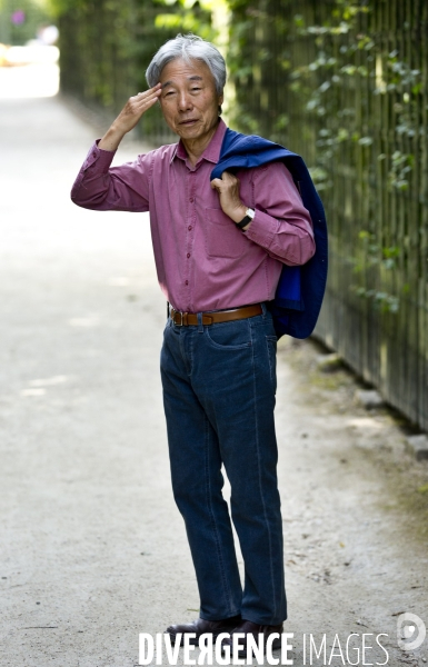 Promenade dans les jardins du château avec Lee UFAN, choisi comme artiste contemporain de l année 2014 à Versailles.