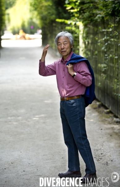 Promenade dans les jardins du château avec Lee UFAN, choisi comme artiste contemporain de l année 2014 à Versailles.