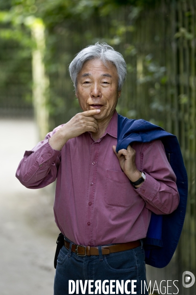 Promenade dans les jardins du château avec Lee UFAN, choisi comme artiste contemporain de l année 2014 à Versailles.