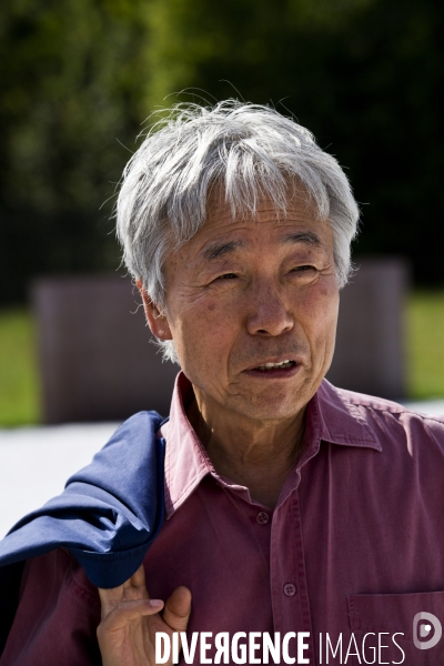 Promenade dans les jardins du château avec Lee UFAN, choisi comme artiste contemporain de l année 2014 à Versailles.