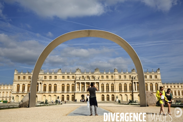 Promenade dans les jardins du château avec Lee UFAN, choisi comme artiste contemporain de l année 2014 à Versailles.