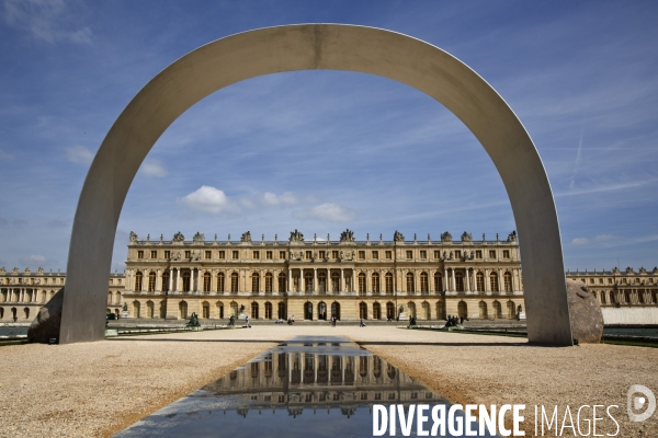 Promenade dans les jardins du château avec Lee UFAN, choisi comme artiste contemporain de l année 2014 à Versailles.