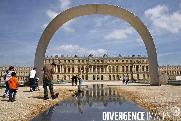 Promenade dans les jardins du château avec Lee UFAN, choisi comme artiste contemporain de l année 2014 à Versailles.