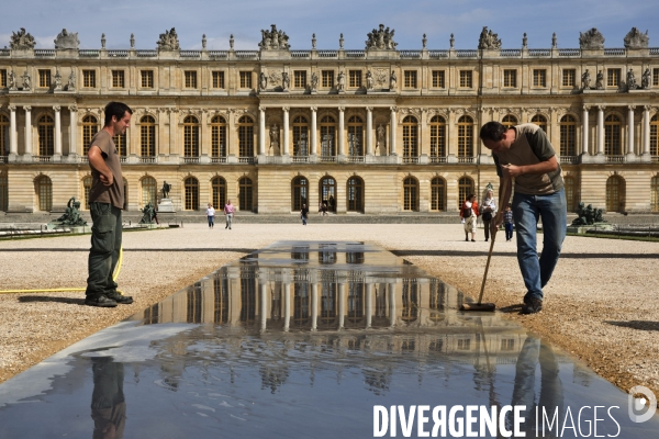 Promenade dans les jardins du château avec Lee UFAN, choisi comme artiste contemporain de l année 2014 à Versailles.