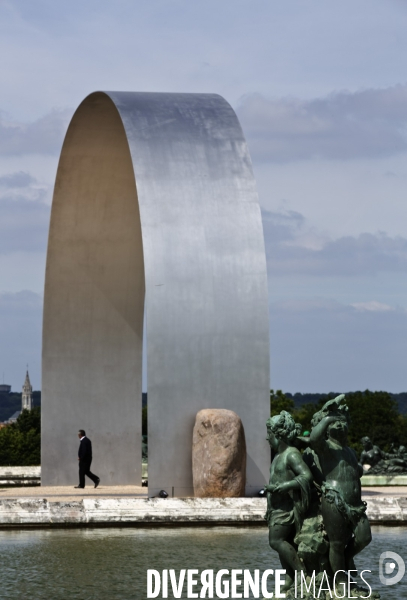 Promenade dans les jardins du château avec Lee UFAN, choisi comme artiste contemporain de l année 2014 à Versailles.