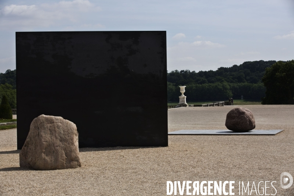 Promenade dans les jardins du château avec Lee UFAN, choisi comme artiste contemporain de l année 2014 à Versailles.