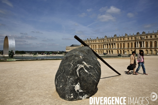 Promenade dans les jardins du château avec Lee UFAN, choisi comme artiste contemporain de l année 2014 à Versailles.