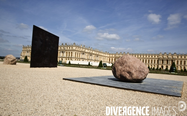 Promenade dans les jardins du château avec Lee UFAN, choisi comme artiste contemporain de l année 2014 à Versailles.