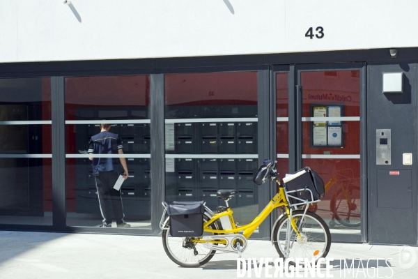 Un facteur distribue le courrier dans le quartier numerique du Fort d Issy