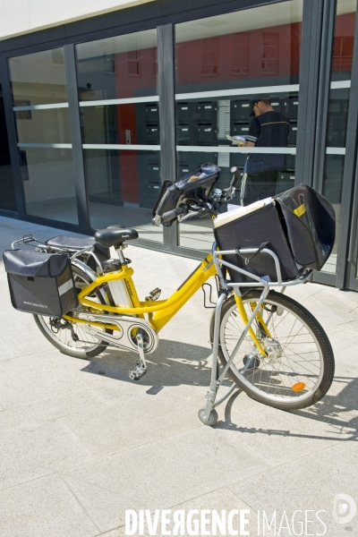 Un facteur distribue le courrier dans le quartier numerique du Fort d Issy