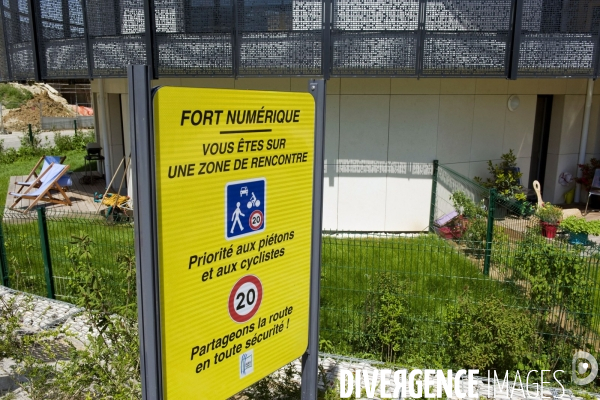 Le quartier numerique du Fort d Issy.Zone de rencontre, pietons,cyclistes,voitures,autobus.Rappel du partage de l espace public