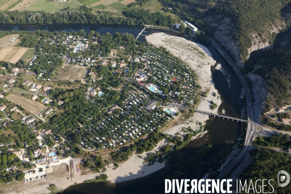 Vue aerienne des gorges de l Ardeche et de la grotte Chauvet