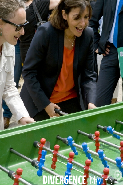 Inauguration de l  extension du parc Andre Citroen, anne Hidalgo jouant au baby foot avec Colombe Brossel adjointe à la Maire