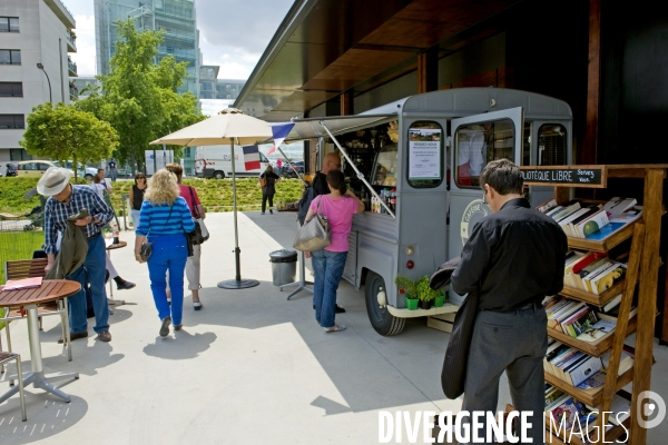 Un food truck, propose a bord d une camionnette Citroen Type H, une restauration rapide sur place ou a emporter et des livresa emprunter en libre service