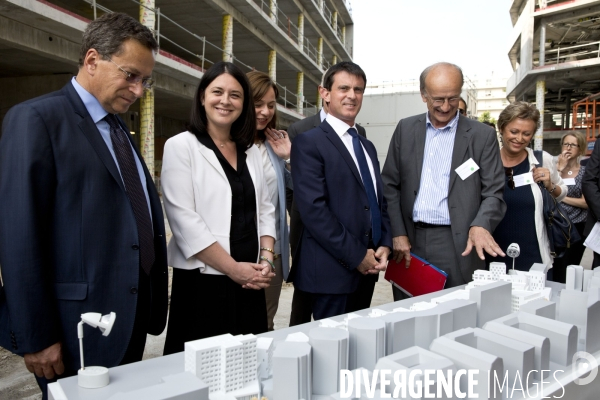 Visite du premier ministre Manuel VALLS sur le chantier de construction de logements sur des terrains cédés par RFF et la SNCF selon la charte d engagement du monde ferroviaire au service de la politique publique du logement