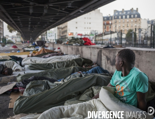 Réfugiés africains sous le métro aèrien