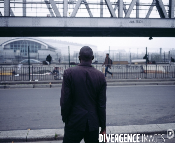 Africains réfugiés sous le métro aérien à la station La Chapelle