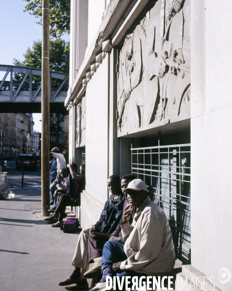 Réfugiés africains sous le métro aèrien