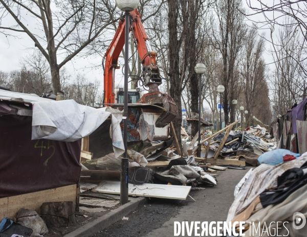 Destruction d un camps d  immigrés roumains