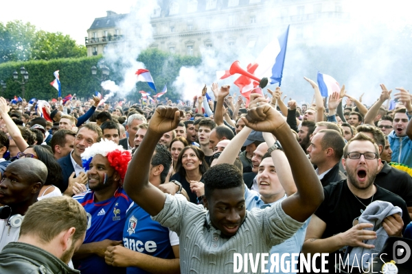 Coupe Du Monde.France /Nigéria à l Hotel de Ville de Paris.Une galerie d  expressions du visage des supporters