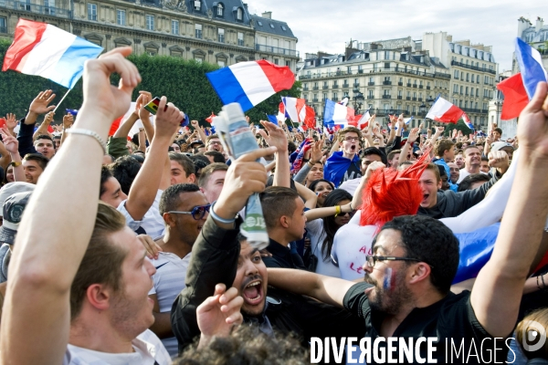 Coupe Du Monde.France /Nigéria à l Hotel de Ville de Paris.Une galerie d  expressions du visage des supporters