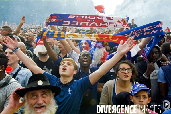 Coupe Du Monde.France /Nigéria à l Hotel de Ville de Paris.Une galerie d  expressions du visage des supporters