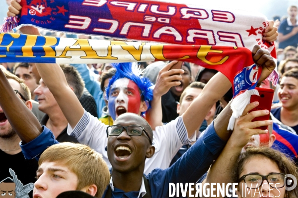 Coupe Du Monde.France /Nigéria à l Hotel de Ville de Paris.Une galerie d  expressions du visage des supporters