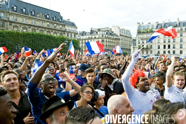 Coupe Du Monde.France /Nigéria à l Hotel de Ville de Paris.Une galerie d  expressions du visage des supporters