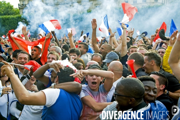 Coupe Du Monde.France /Nigéria à l Hotel de Ville de Paris.Une galerie d  expressions du visage des supporters