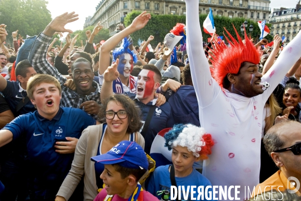 Coupe Du Monde.France /Nigéria à l Hotel de Ville de Paris.Une galerie d  expressions du visage des supporters