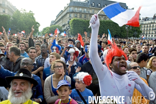 Coupe Du Monde.France /Nigéria à l Hotel de Ville de Paris.Une galerie d  expressions du visage des supporters