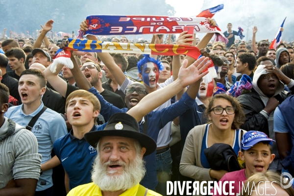 Coupe Du Monde.France /Nigéria à l Hotel de Ville de Paris.Une galerie d  expressions du visage des supporters