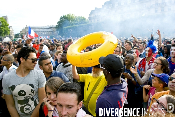 Coupe Du Monde.France /Nigéria à l Hotel de Ville de Paris.Une galerie d  expressions du visage des supporters