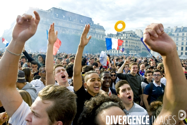 Coupe Du Monde.France /Nigéria à l Hotel de Ville de Paris.Une galerie d  expressions du visage des supporters