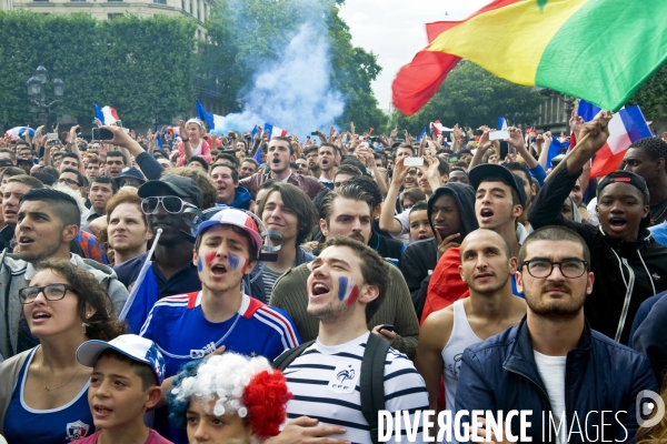 Coupe Du Monde.France /Nigéria à l Hotel de Ville de Paris.Une galerie d  expressions du visage des supporters