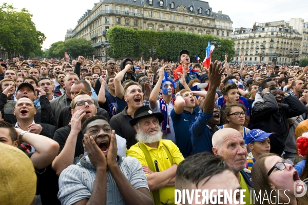 Coupe Du Monde.France /Nigéria à l Hotel de Ville de Paris.Une galerie d  expressions du visage des supporters