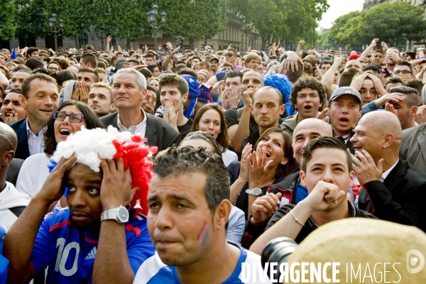 Coupe Du Monde.France /Nigéria à l Hotel de Ville de Paris.Une galerie d  expressions du visage des supporters