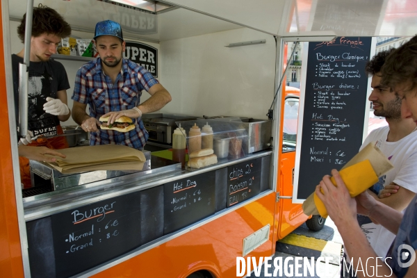 Illustration Juin 2014.Food truk Super Fringale, sur le parvis de la gare saint Lazare