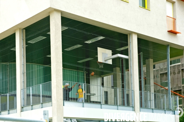 Illustration Juin 2014.Terrain de sport en étage dans une résidence étudiante dans le  nouveau quartier Masséna- Bruneseau