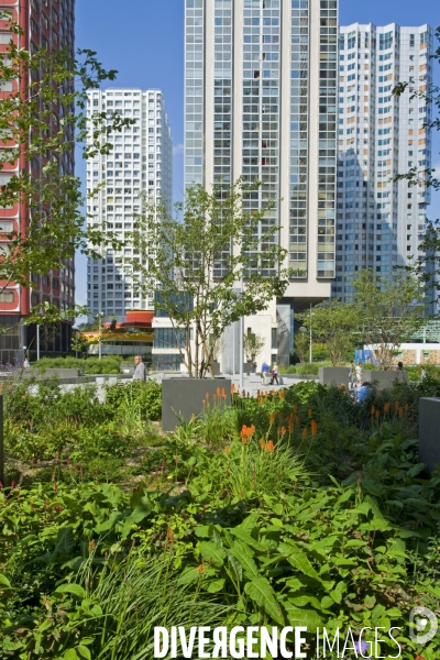 Illustration Juin 2014.La dalle du front de Seine à Beaugrenelle et les tours d habitation.