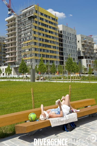 Illustration Juin 2014.Couchee sur un banc  une jeune fille lit au parc martin luther King