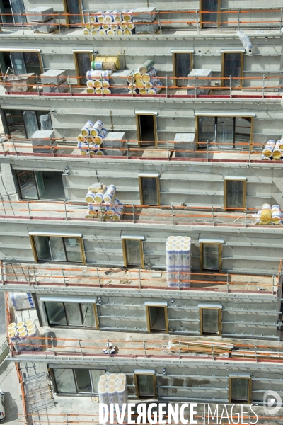Illustration Juin 2014.Materiaux de construction sur les balcons d un immeuble en construction