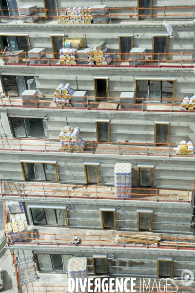 Illustration Juin 2014.Materiaux de construction sur les balcons d un immeuble en construction