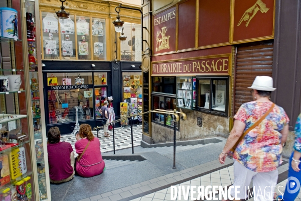 Illustration Juin 2014.Touristes dans le passage Jouffroy sur les Grands Boulevards