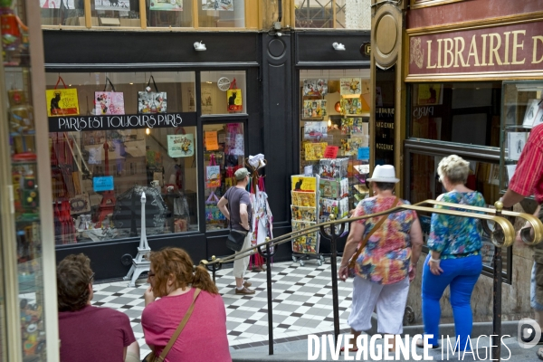 Illustration Juin 2014.Touristes dans le passage Jouffroy sur les Grands Boulevards