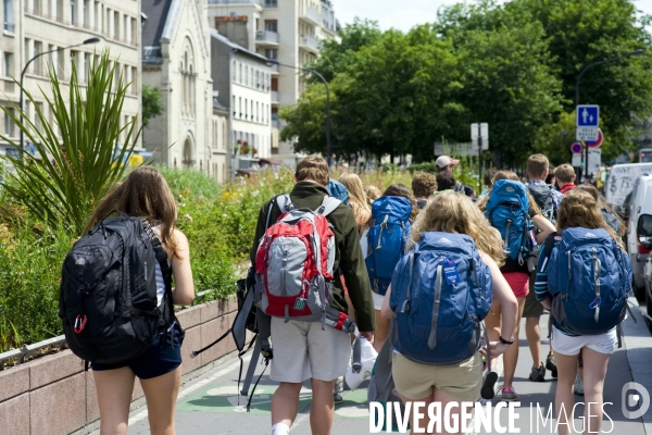 Illustration Juin 2014.Un groupe de jeunes touristes canadien avec leur sac à dos sur le boulevard des Batignolles