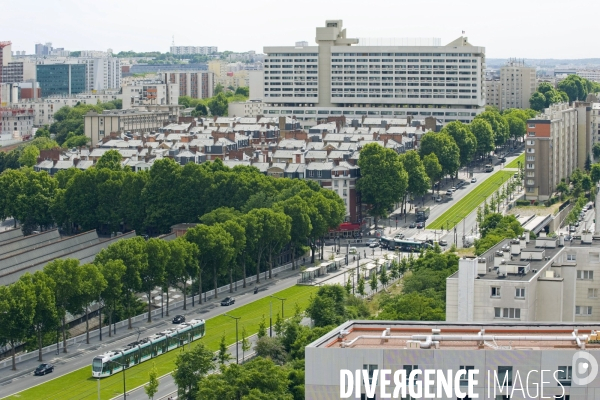 Illustration Juin 2014.Une rame du tramway T3 sur le boulevard des  marechaux a la station avenue de France dans le 13 eme arrondissement.