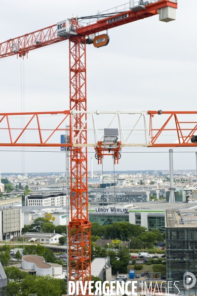 Illustration Juin 2014.Une grue de chantier sur la ville