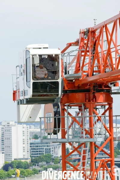 Illustration Juin 2014.Une grue de chantier sur la ville